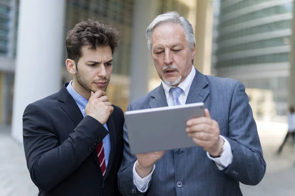 Gente Negocios Usando Una Tableta Aire Libre — Foto de Stock