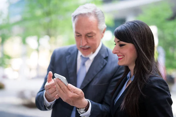 Uomini Affari Che Usano Cellulare Davanti Loro Ufficio — Foto Stock