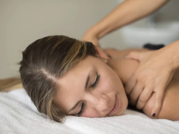 Junge Frau Bei Einer Massage Einem Wellnessbereich — Stockfoto