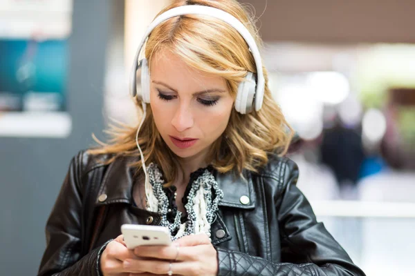 Mulher Ouvindo Música Seu Celular — Fotografia de Stock