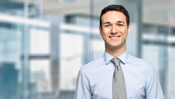 Retrato Homem Negócios Sorrindo Escritório — Fotografia de Stock