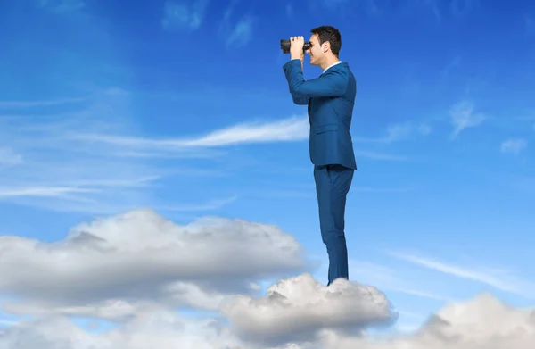Retrato Homem Negócios Olhando Binóculos Sobre Céu — Fotografia de Stock