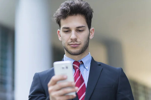 Jonge Knappe Zakenman Met Zijn Mobiel — Stockfoto