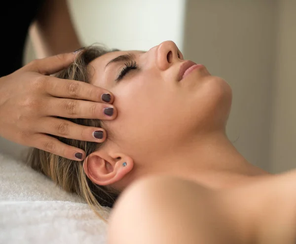 Hermosa Mujer Teniendo Masaje Facial — Foto de Stock