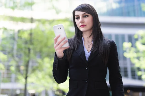 Affärskvinna Med Hjälp Sin Mobiltelefon — Stockfoto