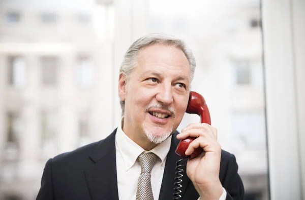 Uomo Affari Che Parla Telefono Vintage Nel Suo Ufficio — Foto Stock
