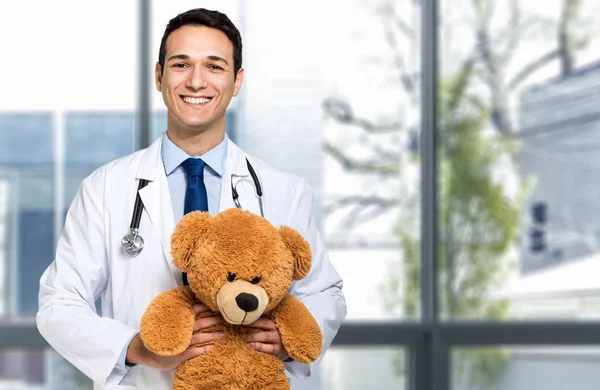 Dokter Houdt Een Teddybeer — Stockfoto