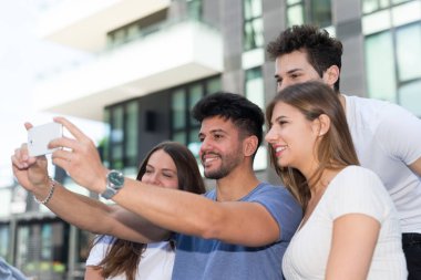 Bir selfie alarak arkadaş grubu