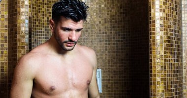 Yakışıklı delikanlı bir kaplıcada duş alıyor