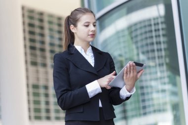 Dijital tablet kullanan bir kadın portresi