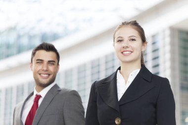 gülümseyen genç iş adamları