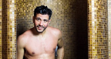 Yakışıklı delikanlı bir kaplıcada duş alıyor