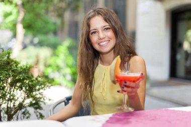 Bir kokteyl içme güzel genç bir kadın portresi