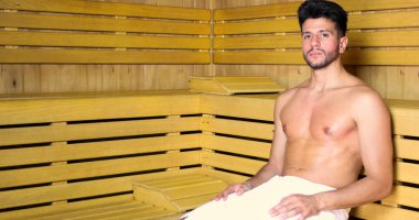 adam bir saunada dinlendirici