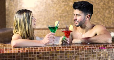 Çift kokteyl içme bir spa, Jakuzi banyo yapıyor 