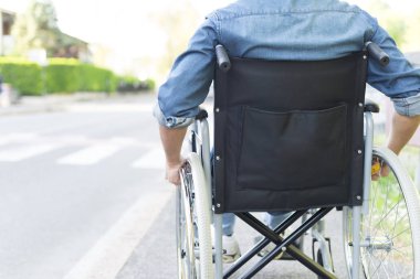 Bir şehirde onun tekerlekli sandalye kullanan adam