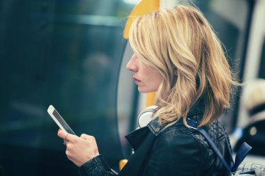 Bir kamu yerde onun akıllı telefon kullanan kadın