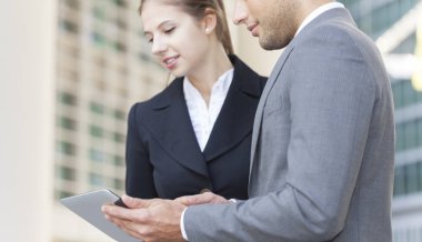 iş adamları tablet kullanma