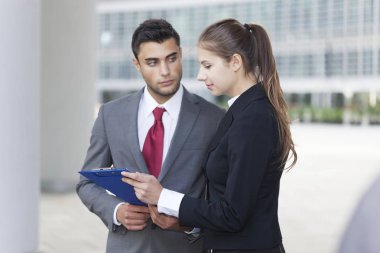 birlikte bir belgeyi okurken iş adamları