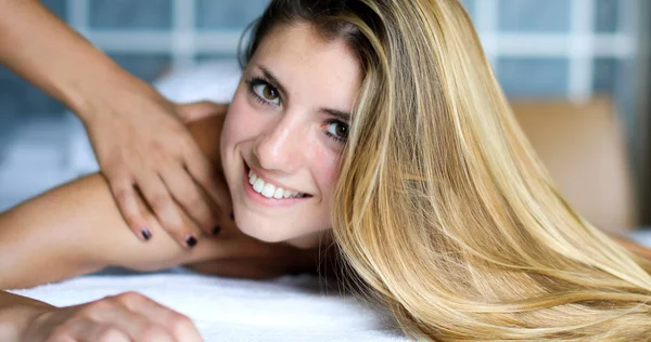 Giovane Donna Ottenere Massaggio Una Spa — Foto Stock