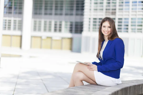 Businesswoman Using Her Tablet Outdoor — Stock Photo, Image