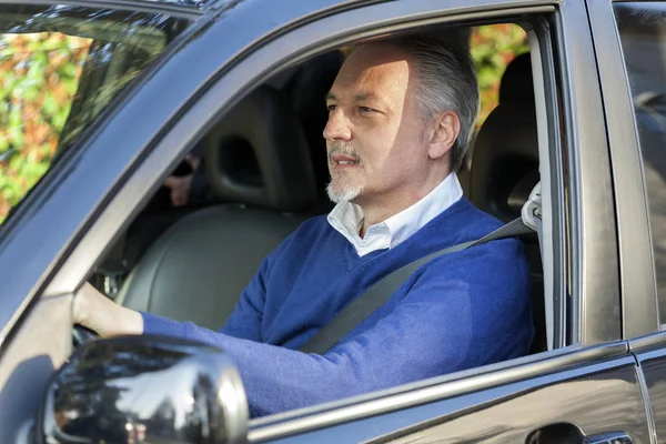 中年の男性が彼の車を運転して — ストック写真