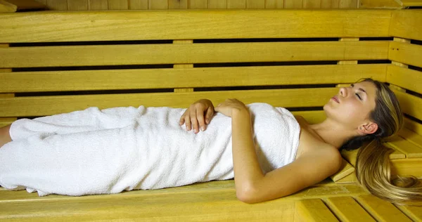 Joven Hermosa Mujer Teniendo Baño Sauna Una Sala Vapor — Foto de Stock