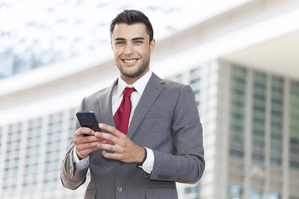 Hombre Negocios Sonriente Usando Teléfono Celular —  Fotos de Stock
