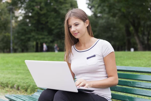 在室外使用笔记本电脑的年轻妇女 — 图库照片