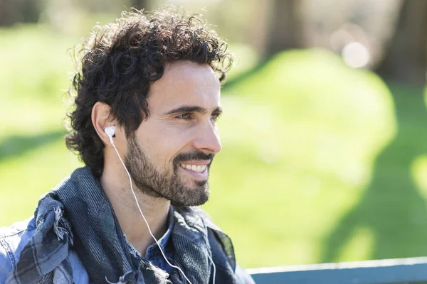 Retrato Hombre Escuchando Música Aire Libre — Foto de Stock