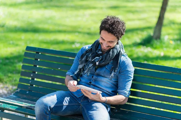 Portret Van Een Glimlachende Man Met Behulp Van Een Digitale — Stockfoto