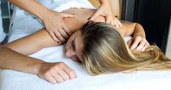 Jovem Mulher Recebendo Uma Massagem Spa — Fotografia de Stock