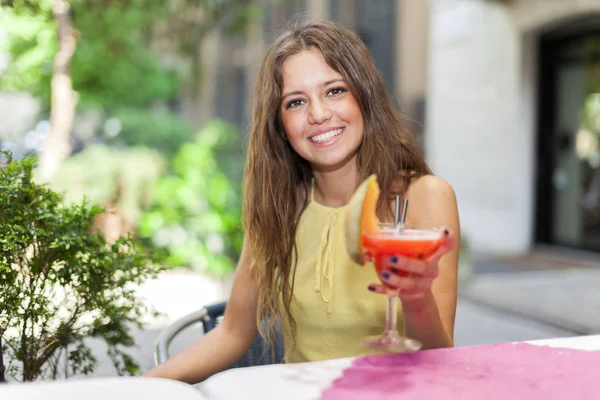 一个年轻漂亮的女人喝鸡尾酒的肖像 — 图库照片