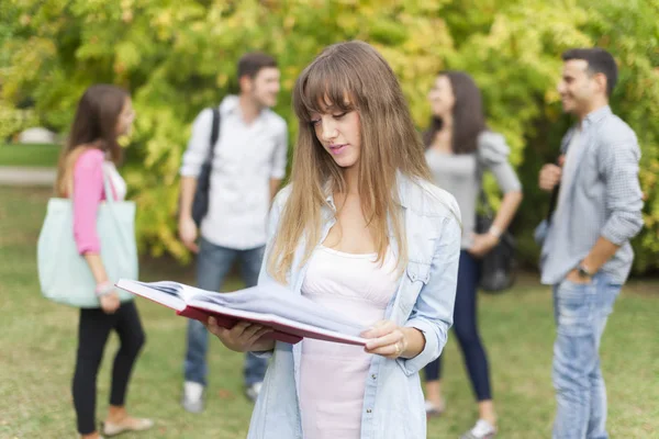 Außenporträt Einer Lächelnden Jungen Frau Vor Einer Gruppe Von Studenten — Stockfoto