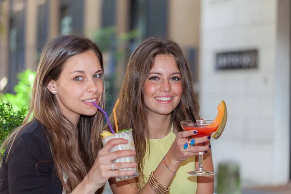 Porträtt Två Kvinnliga Unga Vänner Dricka Cocktails Bar — Stockfoto