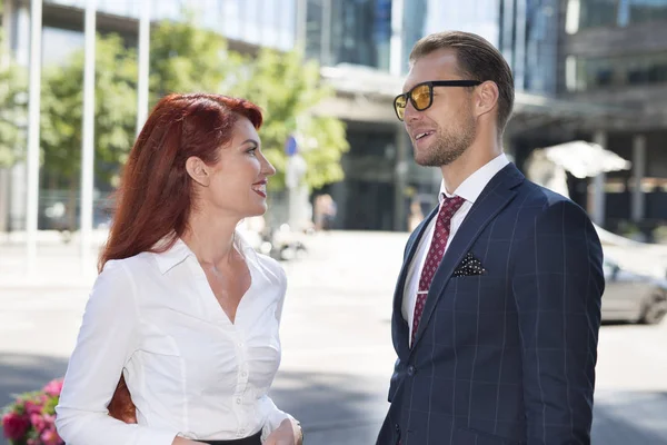 İş adamları birbirleriyle konuşuyor.