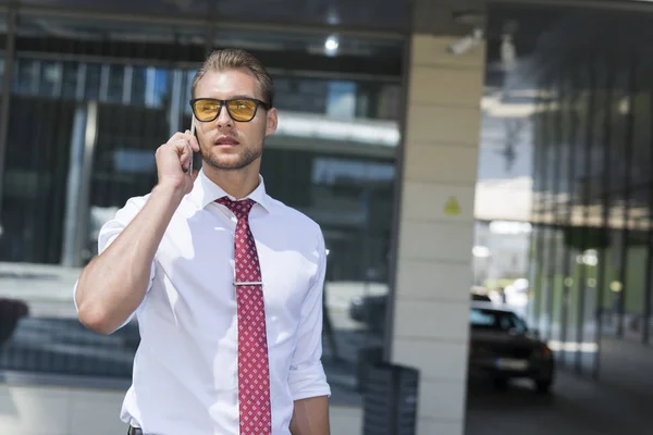 Obchodník Mluví Telefonu — Stock fotografie