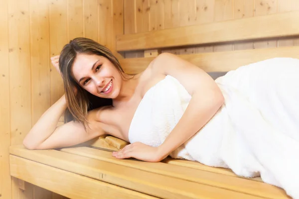 Mulher Bonita Relaxando Uma Sauna — Fotografia de Stock