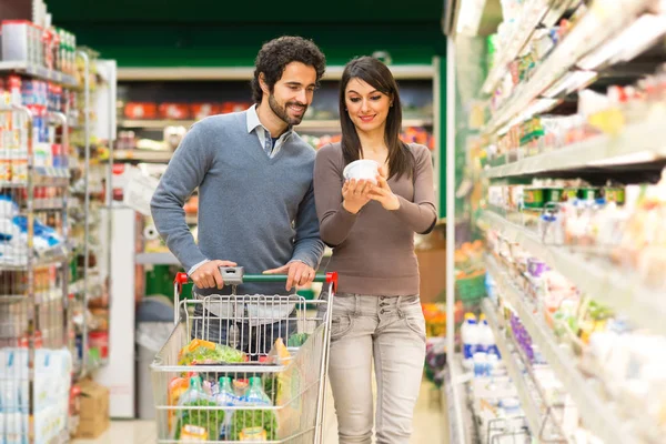 Genç çift bir süpermarkette alışveriş