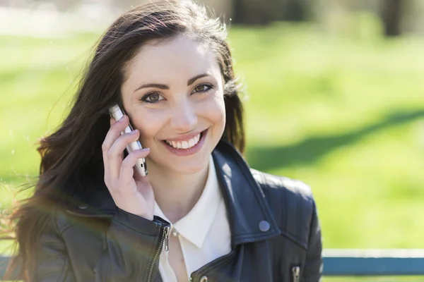 Ung Kvinna Prata Telefon Park — Stockfoto