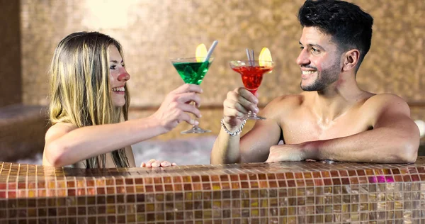 Çift kokteyl içme bir spa, Jakuzi banyo yapıyor 