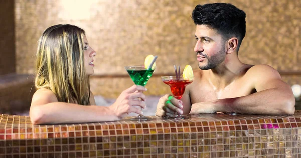 Çift kokteyl içme bir spa, Jakuzi banyo yapıyor 