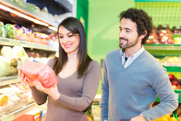 Casal Vegetais Compras Supermercado — Fotografia de Stock