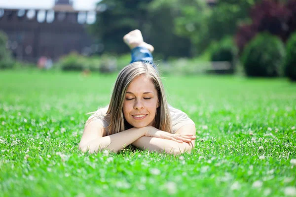 Jeune Femme Souriante Couchée Sur Herbe — Photo