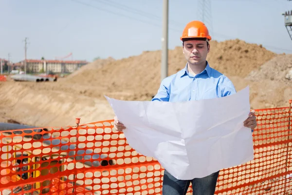 Nşaat Alanında Bir Plan Okuma Mimar — Stok fotoğraf