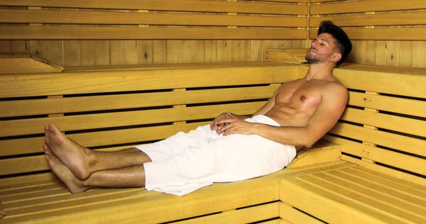 Muž Relaxaci Sauně Oči Zavřené — Stock fotografie