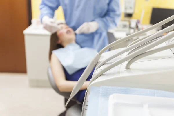Detail Van Een Interieur Van Tandheelkunde Tandarts Een Vrouwelijke Patiënt — Stockfoto