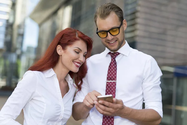 Birlikte bir cep telefonu kullanarak iş adamları