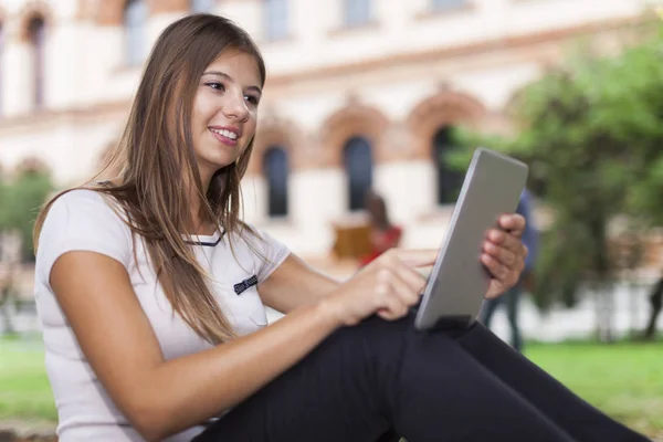 Χαμογελώντας Φοιτητή Που Χρησιμοποιεί Μια Ψηφιακή Δισκίο — Φωτογραφία Αρχείου