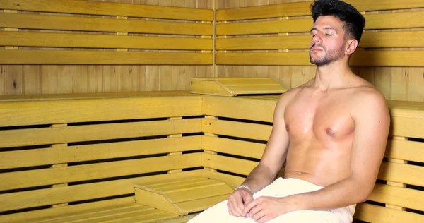 Adamın gözleri kapalı bir saunada dinlendirici